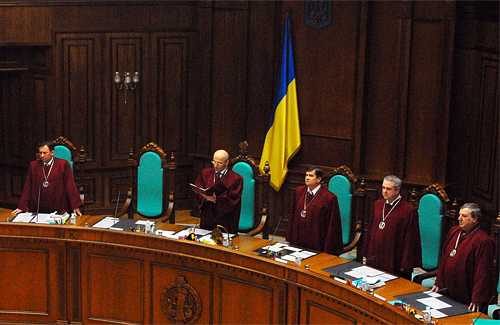 В Конституційному суді вимагають зарплати в 45 разів вищі за середні по Україні