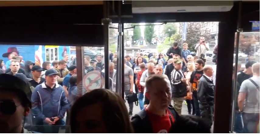 Українці на Бесарабці в Києві закривають арабське кафе