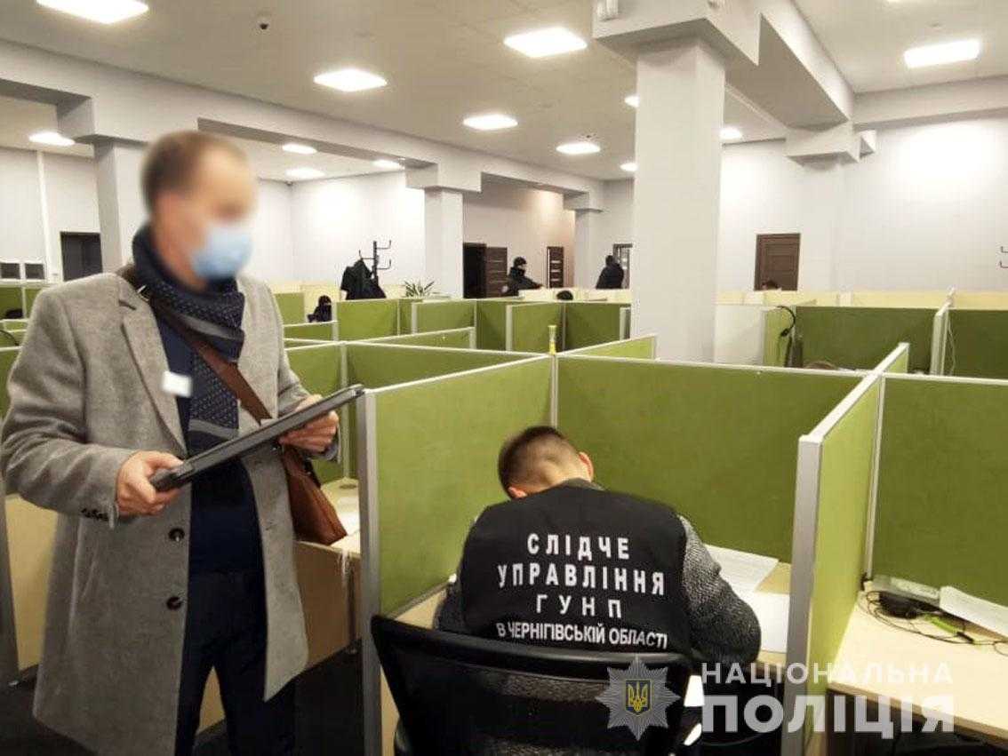 Поліцейські Чернігівщини викрили колекторську фірму в розповсюдженні підроблених порнографічних матеріалів на кредитних боржників